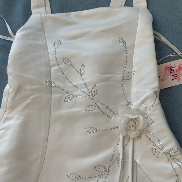 Elegant White Embroidered Dress - Picture 9 of 10